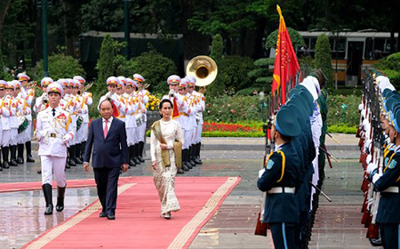 Nhận lời mời của Thủ tướng Chính phủ Nguyễn Xuân Phúc, ngày 19/4, Cố vấn Nhà nước, Bộ trưởng Bộ Ngoại giao và Bộ trưởng Văn phòng Tổng thống nước Cộng hòa Liên bang Myanmar Aung San Suu Kyi thăm chính thức Việt Nam từ ngày 19-20/4/2018. Trong ảnh, lễ đón chính thức bà Aung San Suu Kyi diễn ra trọng thể tại Phủ Chủ tịch vào chiều 19/4.