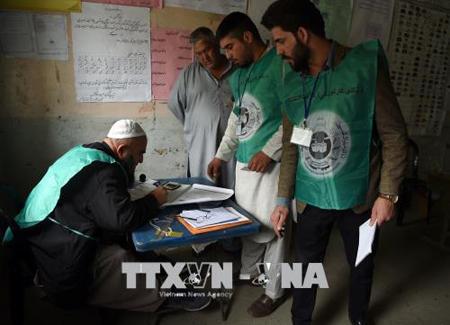 Nhân viên IEC làm nhiệm vụ tại trung tâm đăng ký bỏ phiếu ở Kabul, Afghanistan ngày 14/4.