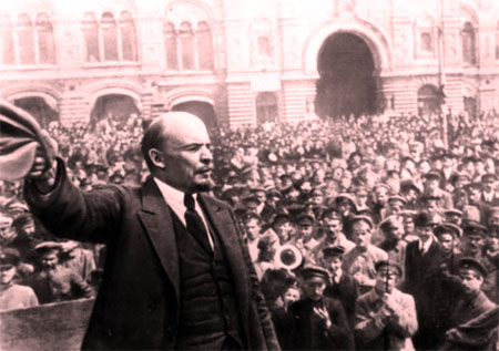 V.I.Lênin đọc diễn văn tại Quảng trường Đỏ ở Mátxcơva trước các đơn vị tham gia khóa huấn luyện quân sự toàn dân, ngày 25/5/1919.