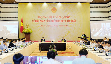 Thủ tướng Nguyễn Xuân Phúc đã chủ trì Hội nghị trực tuyến về giải pháp tổng thể thúc đẩy xuất khẩu năm 2018.