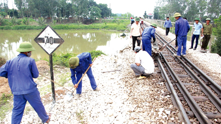 Công nhân ngành đường sắt kiểm tra, sửa chữa đường ray đảm bảo an toàn chạy tàu. (Ảnh minh hoạ)
