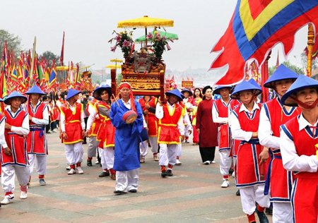 Đoàn rước kiệu của các xã, thị trấn thuộc vùng ven Khu di tích lịch sử Đền Hùng.