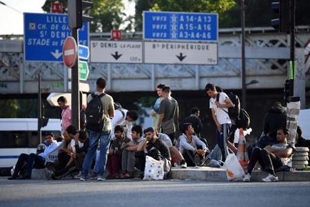 Người nhập cư và người tị nạn tụ họp trên đường phố trong suốt cuộc cưỡng chế di dời các lều trại xung quanh khu vực cảng Chapelle, phía bắc thủ đô Paris ngày 7/7/2017.