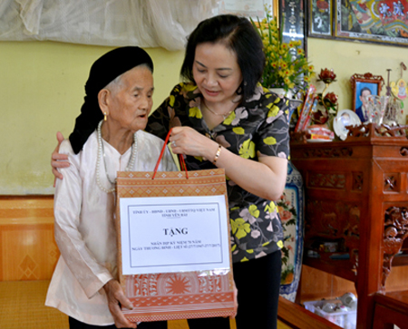 Đồng chí Bí thư Tỉnh ủy Phạm Thị Thanh Trà thăm hỏi, tặng quà Mẹ Việt Nam anh hùng.