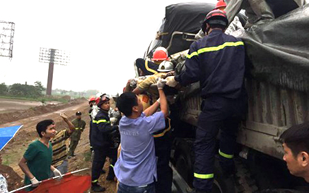 Lực lượng chức năng cấp cứu nạn nhân.