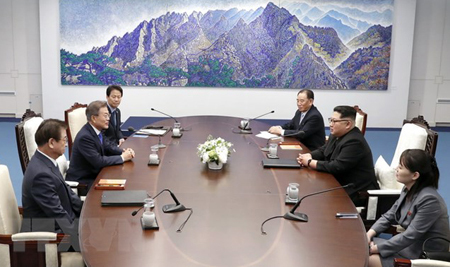 Tổng thống Hàn Quốc Moon Jae-in (thứ 2, trái) và nhà lãnh đạo Triều Tiên Kim Jong-un (thứ 2, phải) tại cuộc hội đàm ở Nhà Hòa bình, làng đình chiến Panmunjom ngày 27/4.