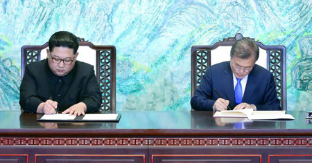 Tổng thống Moon Jae-in và nhà lãnh đạo Kim Jong-un ký văn kiện tại hội nghị thượng đỉnh liên Triều ngày 27/4.