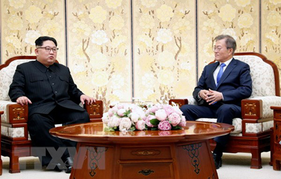 Nhà lãnh đạo Triều Tiên Kim Jong-un (trái) và Tổng thống Hàn Quốc Moon Jae-in tại cuộc gặp ở Panmunjom ngày 27/4.