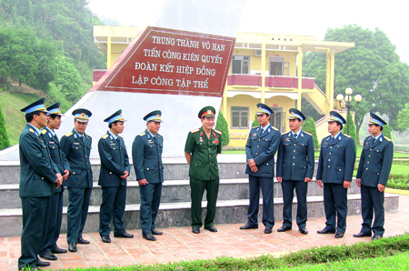 Trung tướng Phạm Tuân đến thăm và trò chuyện cùng cán bộ, chiến sỹ Tiểu đoàn Căn cứ Sân bay Yên Bái.
