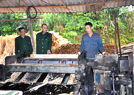 Xưởng chế biến gỗ rừng trồng của cựu chiến binh Phạm Minh Hoạt (đứng giữa) mang lại hiệu quả kinh tế cao.