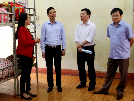Đoàn công tác của tỉnh thăm, làm việc tại Trường Phổ thông Dân tộc bán trú tiểu học Cát Thịnh, huyện Văn Chấn.