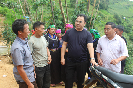 Đồng chí Giàng A Câu nắm bắt tình hình đời sống nhân dân tại xã La Pán Tẩn, huyện Mù Cang Chải. (Ảnh: Minh Thuý)