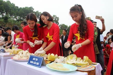Thi bóc bưởi tại Lễ hội Bưởi Đại Minh và Đua thuyền trên hồ Thác Bà, huyện Yên Bình.