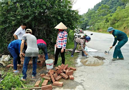 Hội viên nông dân xã An Bình xây dựng bể thu gom rác thải.