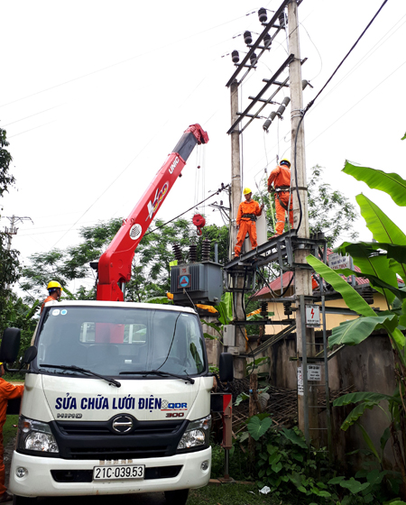 Công nhân Điện lực Lục Yên thay thế các máy biến áp để đáp ứng yêu cầu cung cấp điện sinh hoạt và sản xuất.
