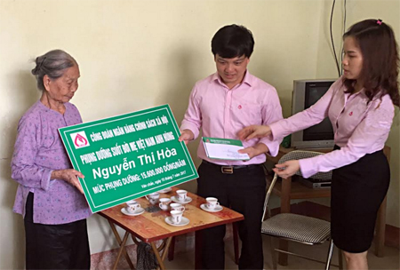 Công đoàn Ngân hàng CSXH huyện Văn Chấn nhận phụng dưỡng suốt đời  mẹ Việt Nam anh hùng Nguyễn Thị Hoà.