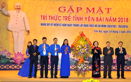 Các đồng chí lãnh đạo tỉnh tặng hoa chúc mừng các đoàn viên thanh niên, trí thức trẻ tỉnh nhà nhân dịp kỷ niệm 87 năm Ngày thành lập Đoàn Thanh niên Cộng sản Hồ Chí Minh.