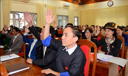 Các đại biểu HĐND tỉnh biểu quyết thông qua các nghị quyết tại Kỳ họp thứ 9.