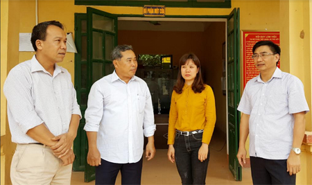 Đồng chí Nguyễn Chương Phát - Bí thư Huyện ủy Lục Yên (bên phải) cùng lãnh đạo xã Yên Thắng trao đổi về công tác xây dựng Đảng.