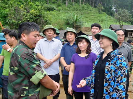 Các đồng chí lãnh đạo tỉnh Yên Bái có mặt kịp thời chỉ đạo khắc phục hậu quả thiên tai tại huyện Mù Cang Chải năm 2017.