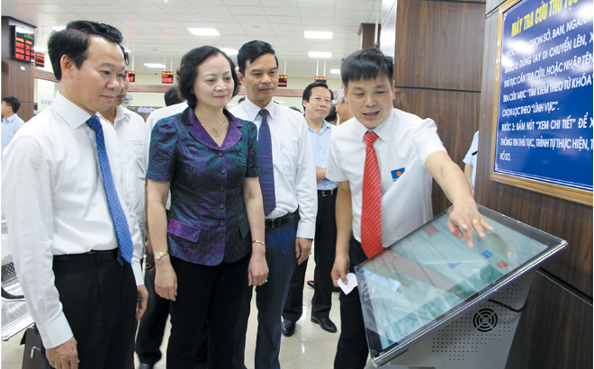 Các đồng chí lãnh đạo tỉnh tham quan các bộ phận làm việc tại Trung tâm Phục vụ hành chính công tỉnh sau Lễ công bố Quyết định thành lập Trung tâm Phục vụ hành chính công tỉnh Yên Bái (tháng 6/2018).