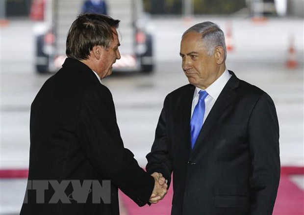 Thủ tướng Israel Benjamin Netanyahu (phải) và Tổng thống Brazil Jair Bolsonaro (trái) tại lễ đón ở sân bay quốc tế Tel Aviv Ben Gurion.