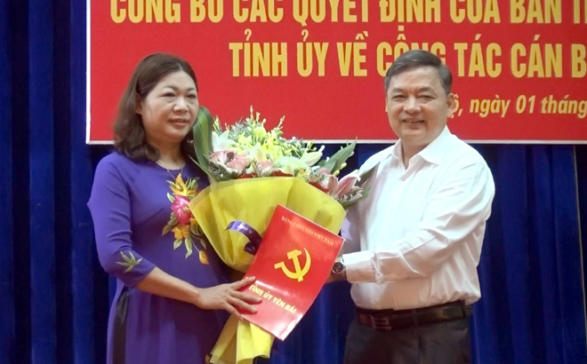 Đồng chí Dương Văn Thống - Phó Bí thư thường trực Tỉnh ủy trao Quyết định và tặng hoa chúc mừng đồng chí Hoàng Thị Vĩnh