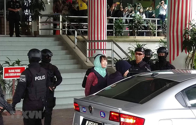 Cảnh sát dẫn giải Đoàn Thị Hương ra xe ôtô sau phiên toà.