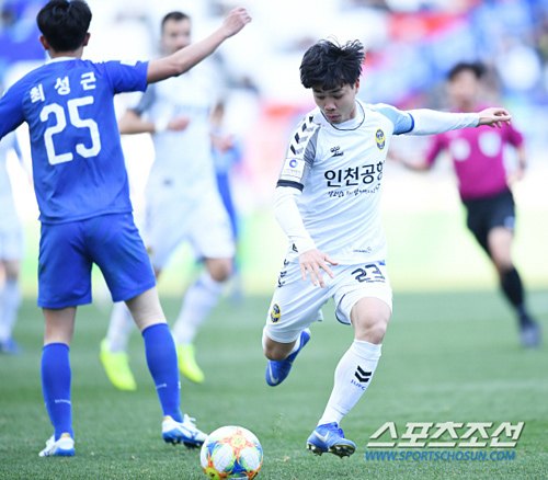 Công Phượng giúp Incheon khởi sấc khi vào sân trong hiệp hai.