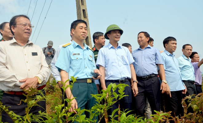 Đồng chí Dương Văn Tiến - Phó Chủ tịch UBND tỉnh cùng đại diện các đơn vị khảo sát địa điểm ba  dù lượn mới.