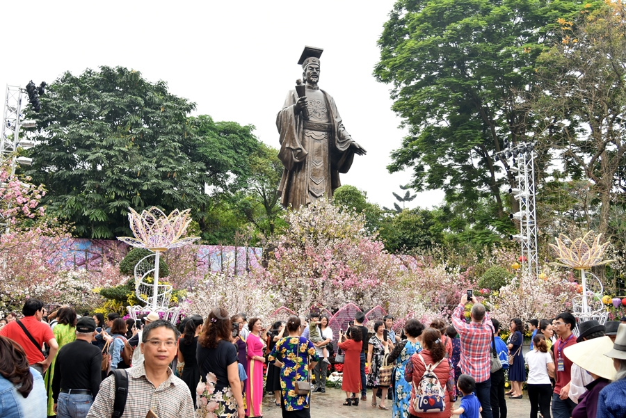 Lễ hội hoa anh đào Nhật Bản - Hà Nội 2019 kéo dài đến 22h ngày 2-4.
