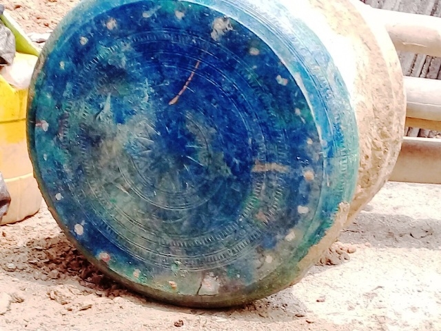 Cận cảnh mặt trống đồng được tìm thấy ở Lào Cai. Ảnh: Báo Lào Cai