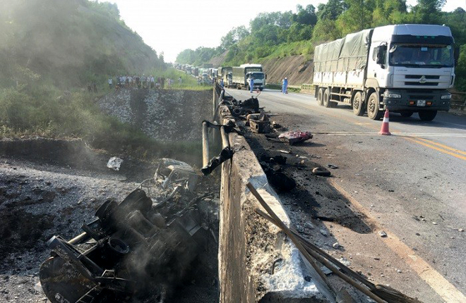 Cầu Ngòi Thủ (Km 136+108) trên tuyến cao tốc Nội Bài - Lào Cai hư hỏng nặng sau sự cố cháy xe bồn chở dầu.