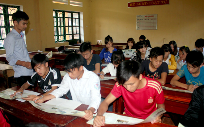 Cán bộ Trung tâm Giáo dục nghề nghiệp - Giáo dục thường xuyên huyện Trạm Tấu tuyên truyền công tác xuất khẩu lao động cho học sinh THPT trên địa bàn huyện.