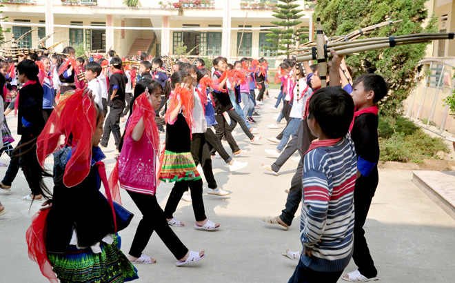 Gìn giữ bản sắc dân tộc thông qua hoạt động giữa giờ của học sinh Trường Phổ thông Dân tộc bán trú THTHCS Chế Cu Nha. 
