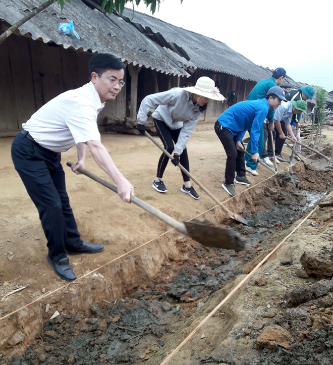 Lãnh đạo huyện Trạm Tấu cùng các ĐVTN tham gia cải tạo cảnh quan chòm Cu Vai nhằm phát triển du lịch cộng đồng.