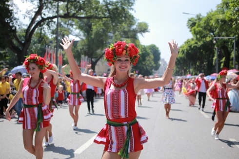 Chương trình biểu diễn và diễu hành Carnival đường phố sẽ diễn ra trong hai khung giờ: từ 9h30 –11h30 và 16h00 – 18h00 ngày 13/04/2019.