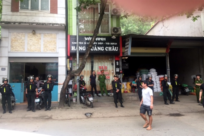Lực lượng công an thành phố Yên Bái tiến hành khám xét nơi ở của Trần Đình Sang