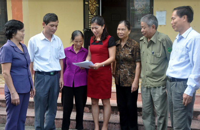 Cán bộ MTTQ phường Minh Tân, thành phố Yên Bái tuyên truyền pháp luật cho nhân dân.