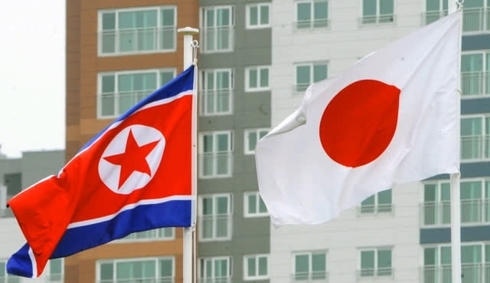 Quốc kỳ Triều Tiên (trái) và Nhật Bản.