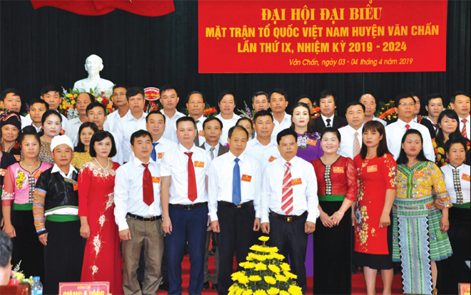 Các Ủy viên Ủy ban MTTQ huyện Văn Chấn khóa IX, nhiệm kỳ 2019 - 2024 ra mắt Đại hội.