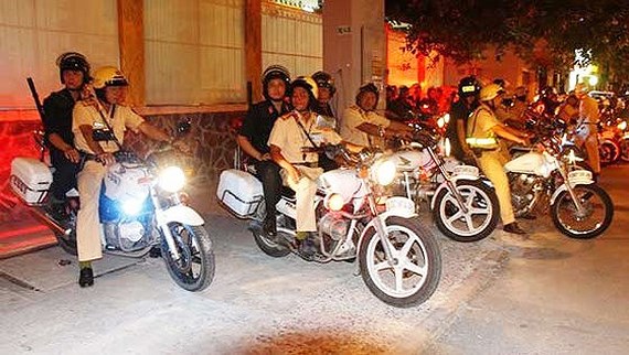 Cảnh sát giao thông phối hợp với các đơn vị nghiệp của công an TPHCM tuần tra, chốt chặn xử lý các trường hợp vi phạm giao thông.