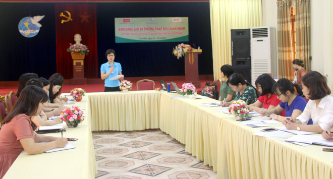 Bà Phạm Thị Thanh Bình - Phó Chủ tịch Thường trực Hội Liên hiệp phụ nữ tỉnh phát biểu khai mạc lớp tập huấn.
