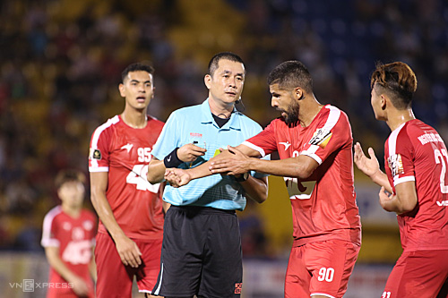 Các cầu thủ Bình Dương phàn nàn với trọng tài sau khi nhận bàn thua trong trận đấu với Viettel ở vòng 4.