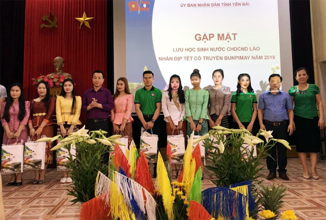Đại diện lãnh đạo các sở, ngành của tỉnh Yên Bái, lãnh đạo Trường Cao đẳng Sư phạm Yên Bái tặng quà cho lưu học sinh Lào.