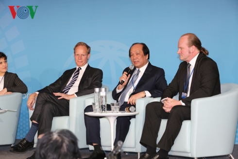 Bộ trưởng Mai Tiến Dũng trả lời các câu hỏi của các đại biểu về phát triển chính phủ điện tử ở Việt Nam.