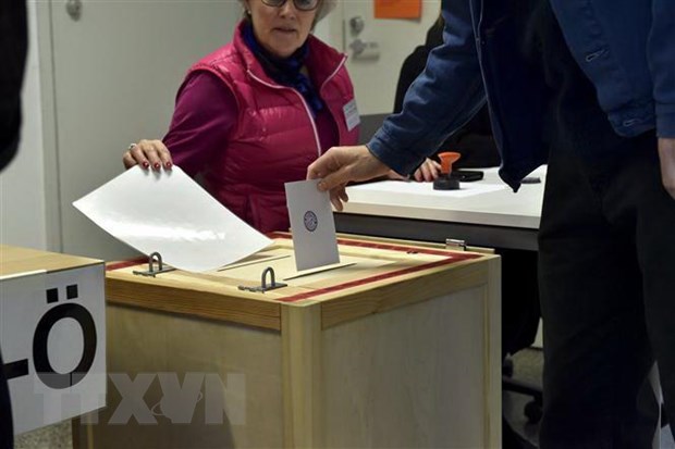 Cử tri Phần Lan bỏ phiếu tại một địa điểm bầu cử ở Helsinki ngày 14/4.