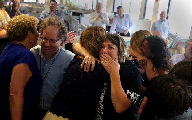 Các nhân viên tòa soạn báo The Sun Sentinel ở bang Florida bày tỏ cảm xúc khi biết tin đoạt giải Pulitzer.