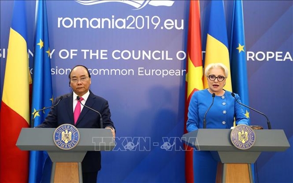 Thủ tướng Nguyễn Xuân Phúc và Thủ tướng Romania Viorica Dancila họp báo thông báo kết quả hội đàm giữa hai nước.