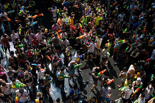 Người dân và du khách bắn nước vào nhau để cầu may trong lễ hội Songkran hôm 14/4.